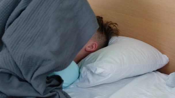 Недовольный Мальчик Лихорадкой Лежит Кровати Прячется Одеялом Высококачественные Кадры — стоковое видео