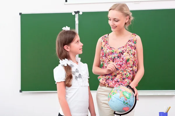 Teacher explains the lesson in geography — Stock Photo, Image