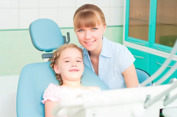 Madre e figlia visitano il dentista — Foto Stock