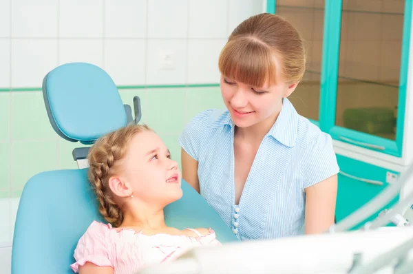 Mãe e filha visitam o dentista — Fotografia de Stock