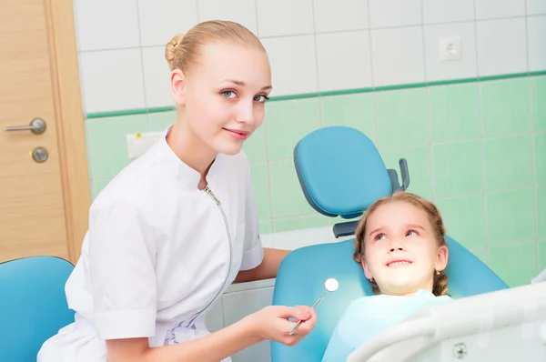 Young doctor woman and girl in dentist office — Stock Photo, Image
