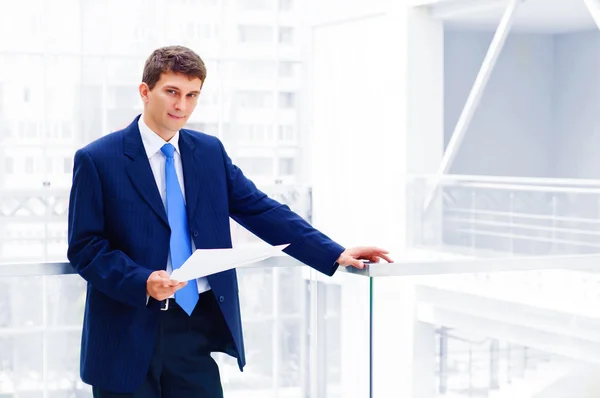 Lächelnder Geschäftsmann mittleren Alters — Stockfoto