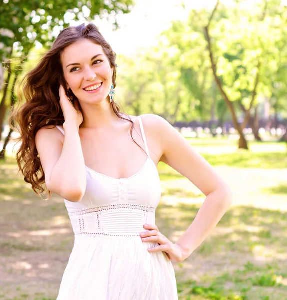 Portrait of an attractive woman in the park — Stock Photo, Image