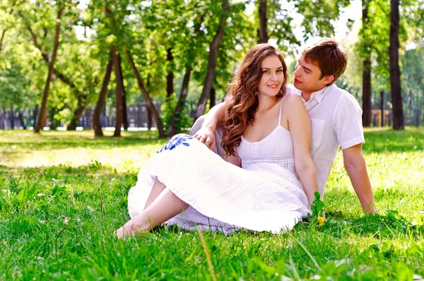 Couple in the park — Stock Photo, Image