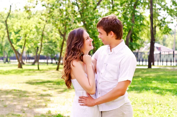 Casal no parque Fotografias De Stock Royalty-Free