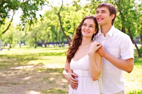 Couple dans le parc Image En Vente