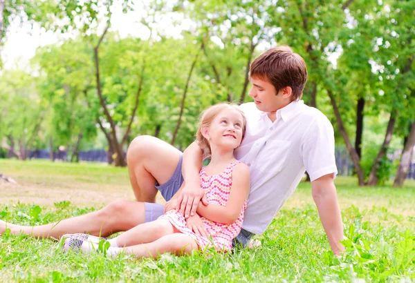 Vater und Tochter sitzen zusammen im Gras — Stockfoto