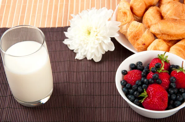Breakfast with berries, milk and croissant — Stock Photo, Image