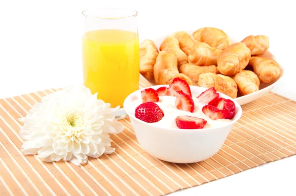 Desayuno con bayas, zumo de naranja y croissant — Foto de Stock