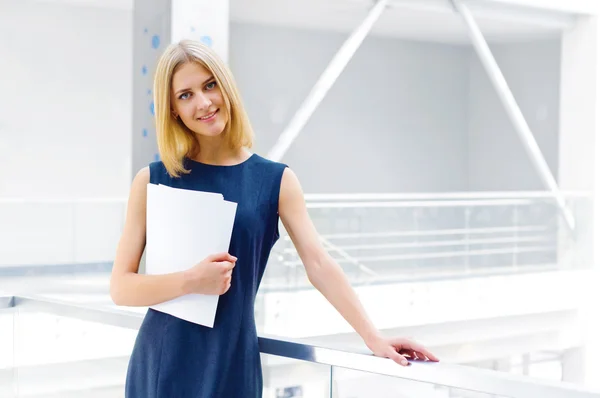 Business woman holding reports and looking to the camera — Stock Photo, Image