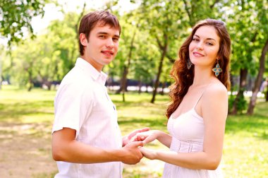 Parkta el ele tutuşan çift.