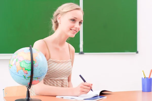 Junge Lehrerin im Klassenzimmer — Stockfoto