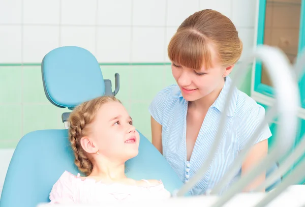 Madre e figlia visitano il dentista — Foto Stock