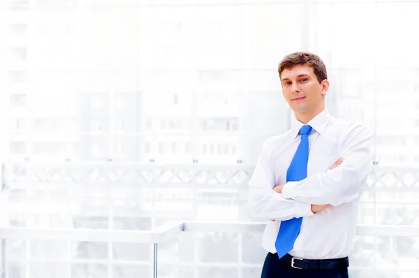 Sonriente joven hombre de negocios — Foto de Stock