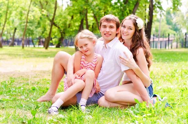 Familjen ligger i parken — Stockfoto