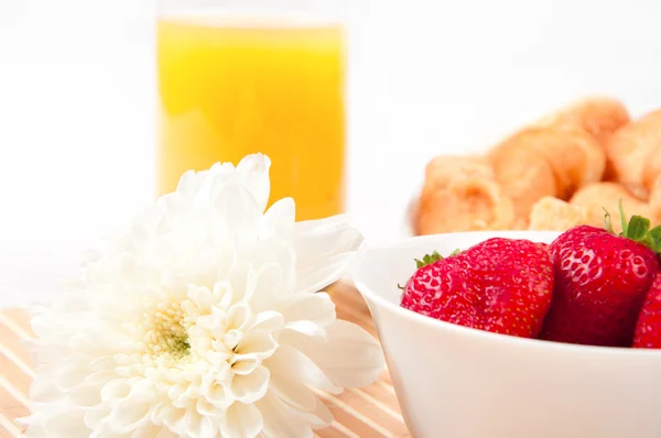Desayuno con bayas, zumo de naranja y croissant — Foto de Stock