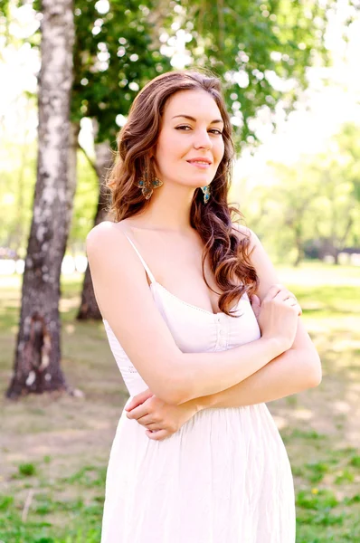 Portrait of an attractive woman in the park — Stock Photo, Image