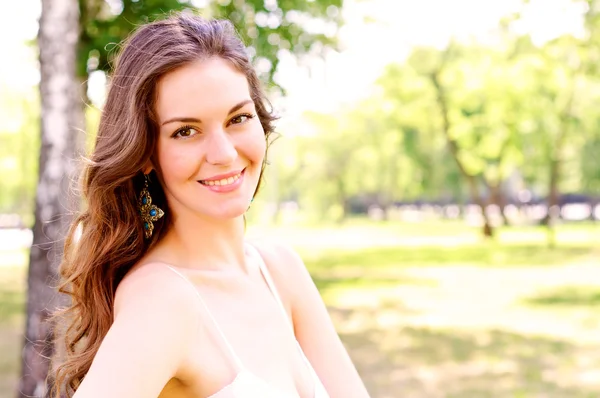 Portret van een aantrekkelijke vrouw in het park — Stockfoto