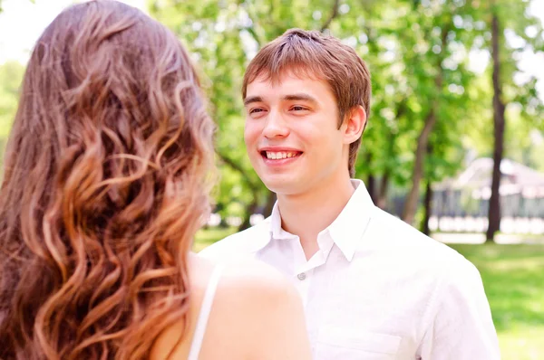 Couple in the park — Stock Photo, Image