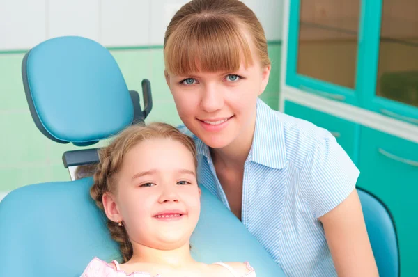 Madre e figlia visitano il dentista — Foto Stock