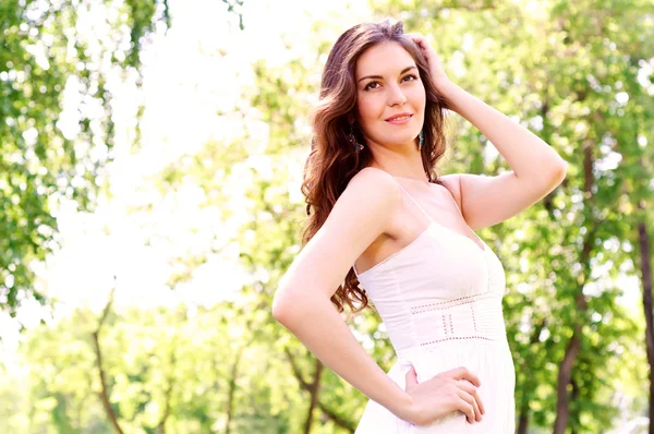 Portrait of an attractive woman in the park — Stock Photo, Image