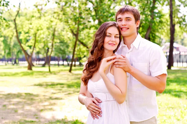 Couple dans le parc — Photo