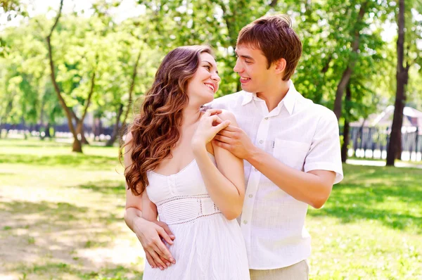 Couple in the park — Stock Photo, Image