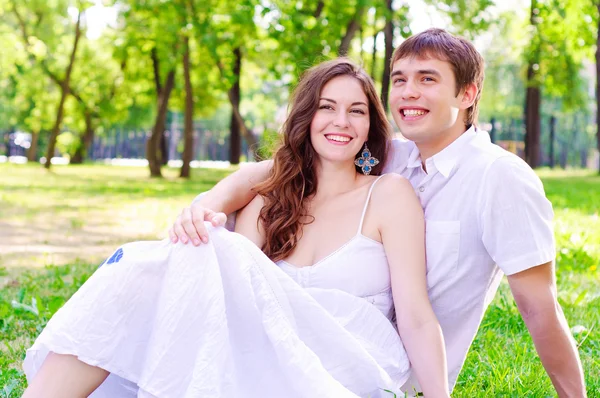 Couple in the park — Stock Photo, Image