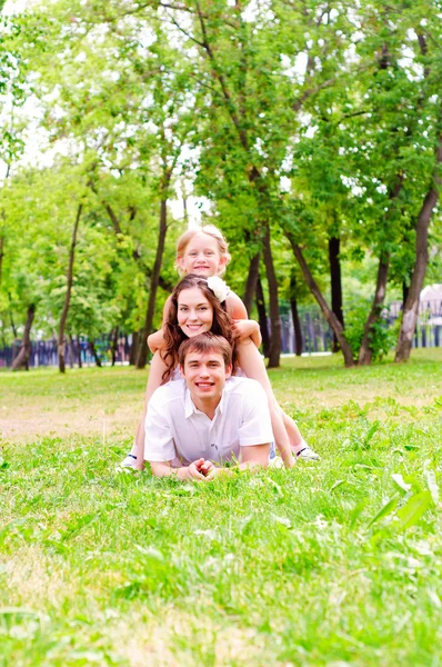 Familjen ligger i parken — Stockfoto