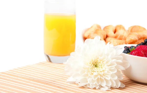 Breakfast with berries,orange juice and croissant — Stock Photo, Image