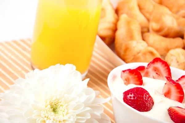 Desayuno con bayas, zumo de naranja y croissant — Foto de Stock