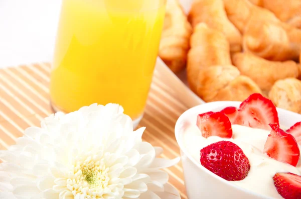 Breakfast with berries,orange juice and croissant — Stock Photo, Image