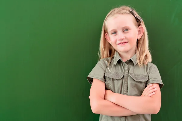 Schoolmeisje portret in de buurt van de schoolborden — Stockfoto