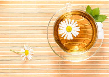 Bitkisel papatya çayı ile çay fincanı
