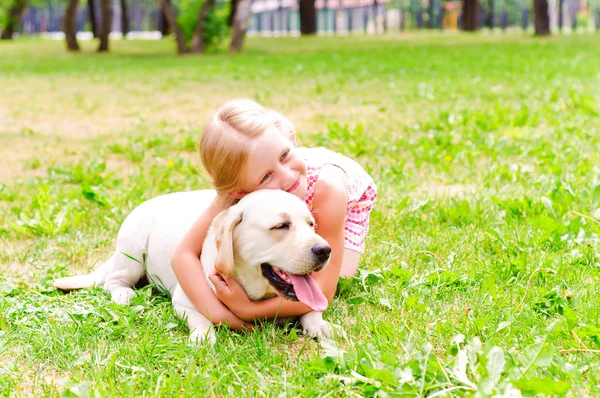 Girl and she lablador — Stock Photo, Image