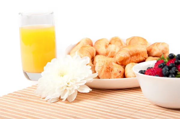 Desayuno con bayas, zumo de naranja y croissant —  Fotos de Stock