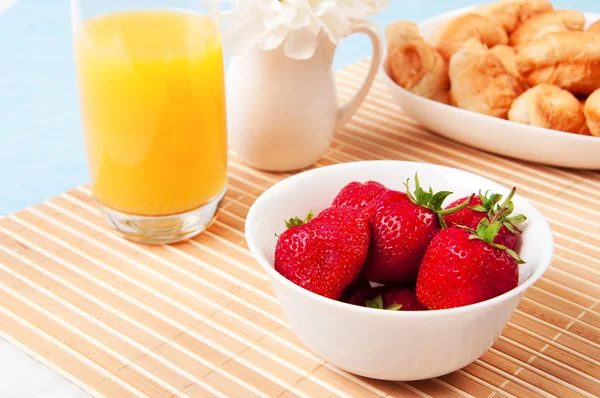 Snídaně s plody, pomerančový džus a rohlík — Stock fotografie