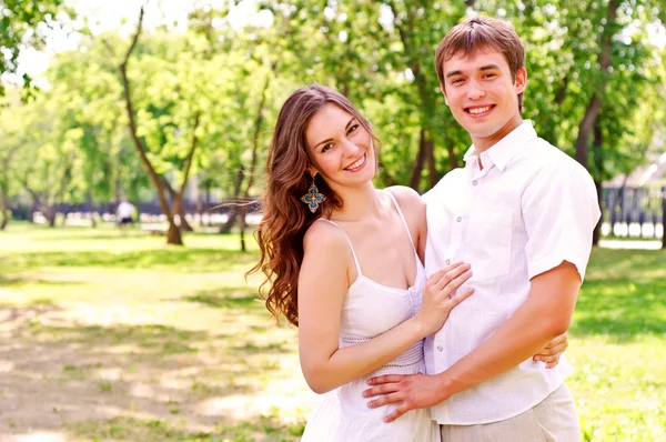 Casal no parque — Fotografia de Stock