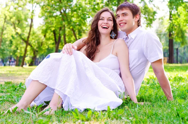 Couple in the park — Stock Photo, Image