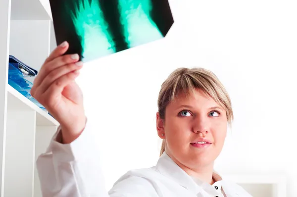 Médico femenino mirando rayos X — Foto de Stock