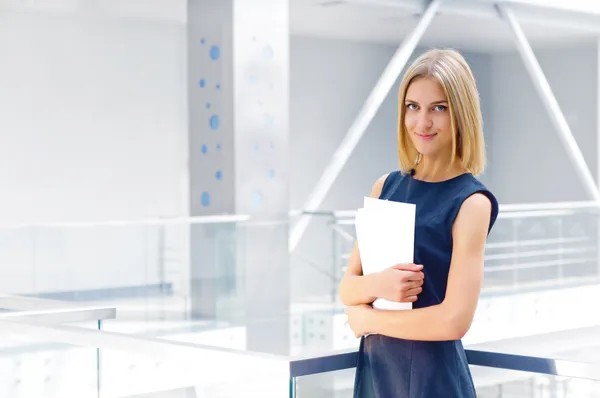 Mujer de negocios con informes. Copiar espacio — Foto de Stock