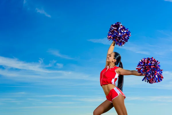 Jonge cheerleader in rood kostuum met pampon — Stockfoto