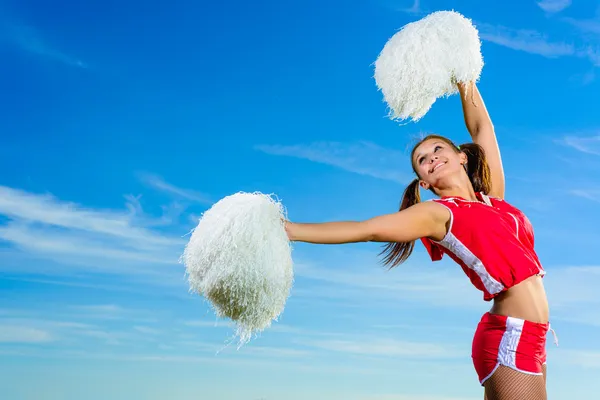 Giovane cheerleader in costume rosso con pampone — Foto Stock