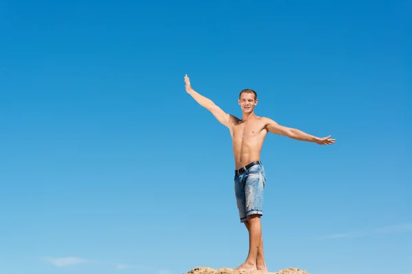 Uomo senza camicia contro cielo blu — Foto Stock