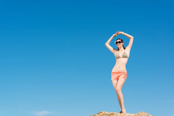 Mulher bonita abriu os braços — Fotografia de Stock