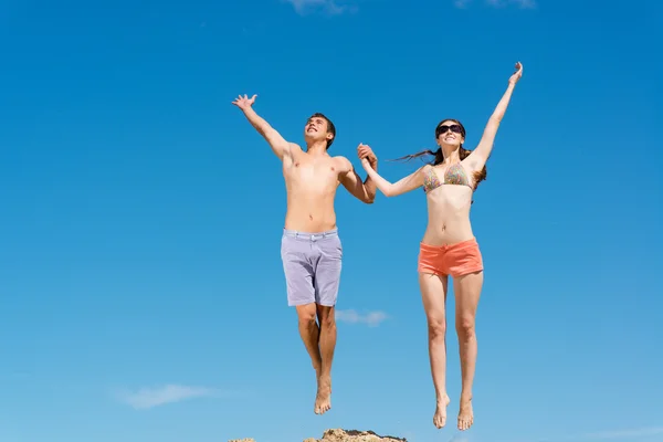 Couple jumping together — Stock Photo, Image