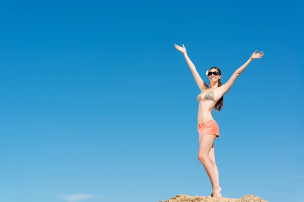 Beautiful woman spread her arms — Stock Photo, Image