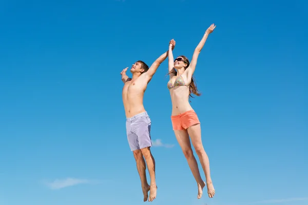 Couple jumping together — Stock Photo, Image