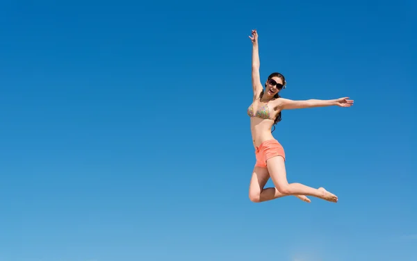 Giovane donna salto — Foto Stock