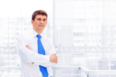 gülümseyen genç iş adamı